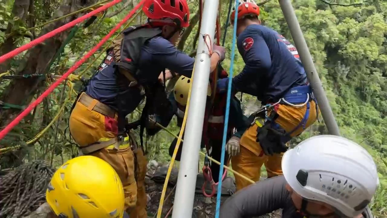 慕谷慕魚溪暴漲受困岩洞三天　消防人員搏命救出2人
