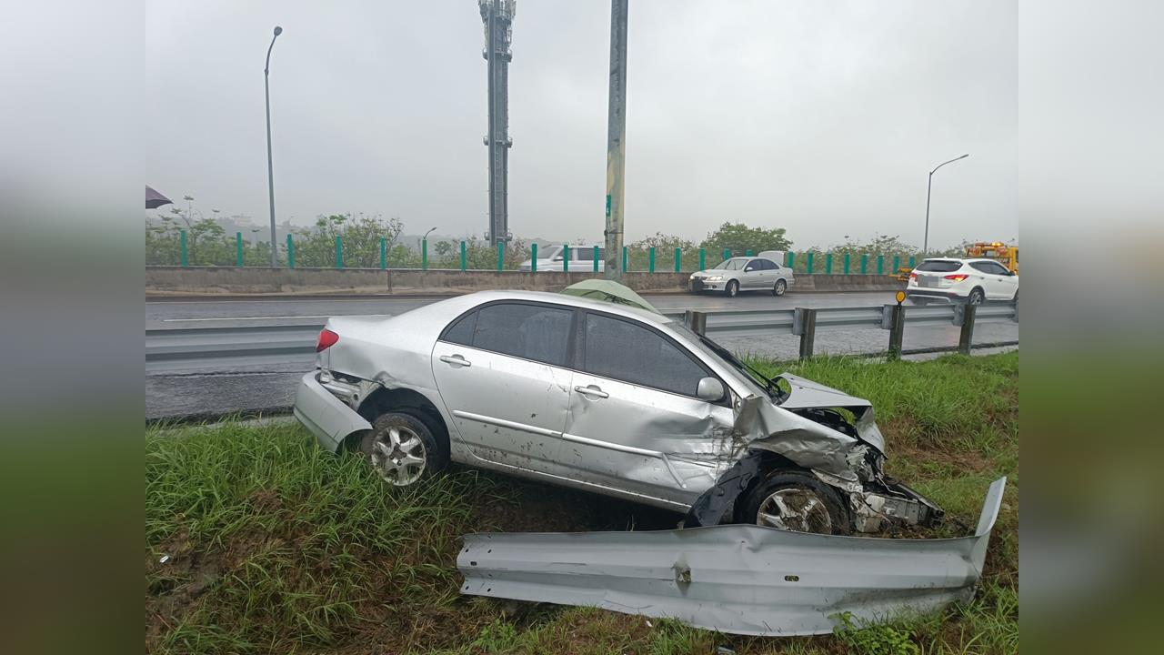 快新聞/「清明時節雨紛紛」釀禍?轎車衝出國6護欄卡邊坡