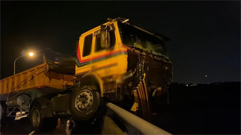 噶瑪蘭大橋2車對撞 曳引車頭卡護欄險墜溪