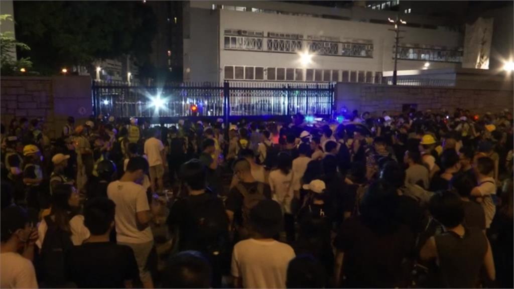 港將軍澳遊行快閃抗爭！警民爆發衝突