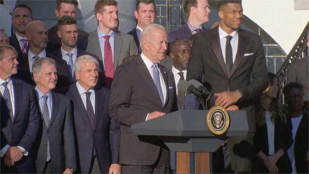 NBA／白宮睽違五年迎總冠軍　總統拜登接見公鹿隊