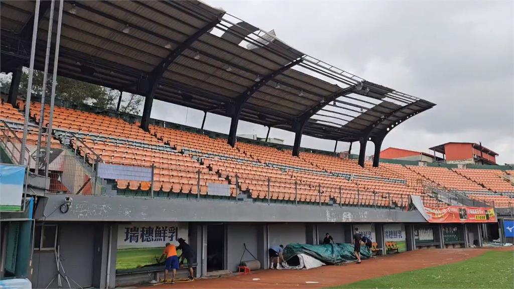 中職/台南棒球場屋頂遭颱風吹掀!賽程受影響、統一獅將更換場地