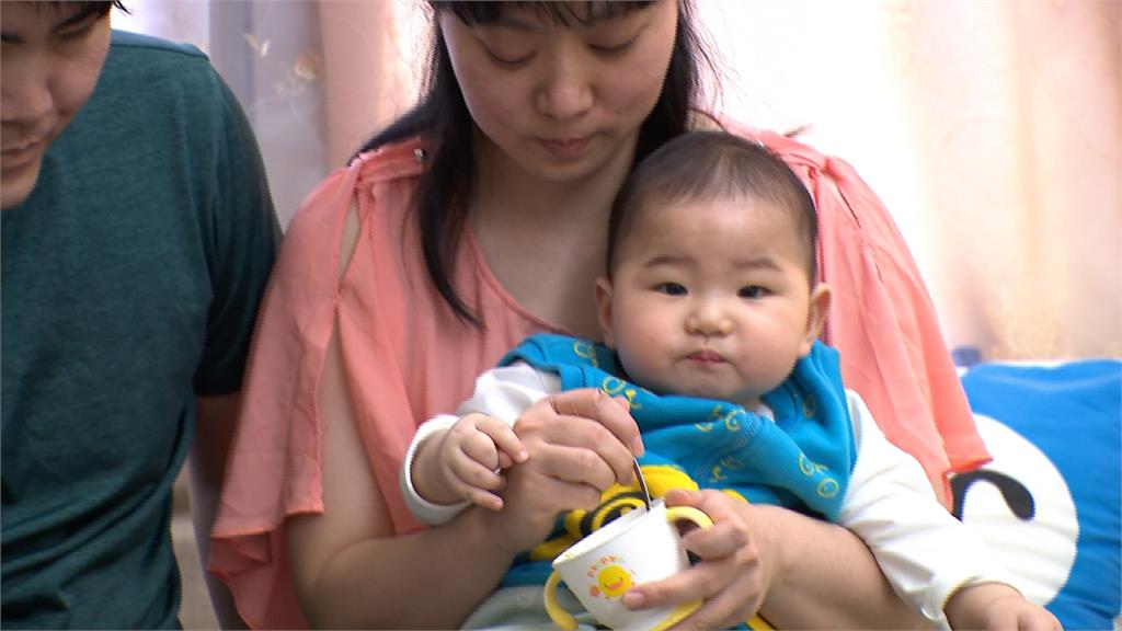視障夫妻顧寶寶大不易 換尿布、餵奶都得靠觸覺