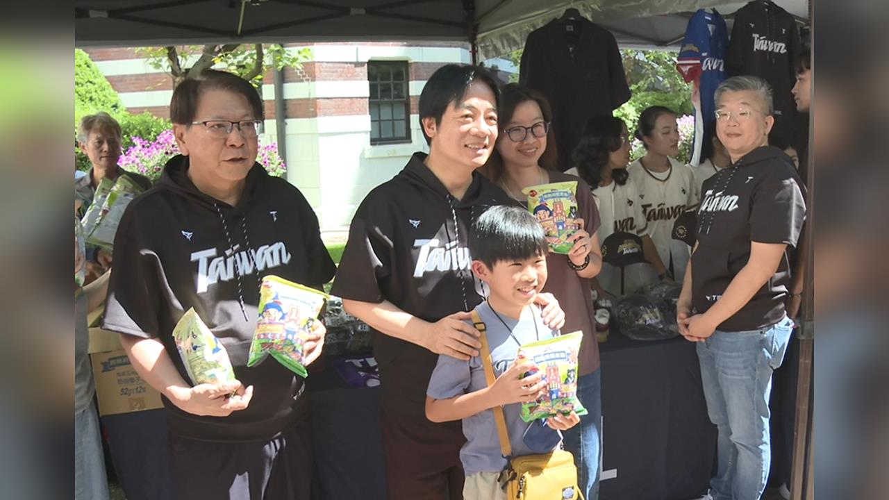 「冠軍之路」特展開幕　總統與李洋、潘傑楷合體參觀