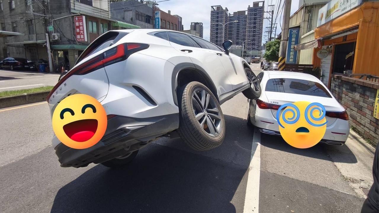 桃園青埔離奇車禍！小客車失控「開到賓士上」網看傻：女版舒馬赫現身