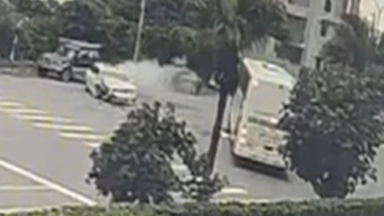 花蓮台11線遊覽車迴轉遭撞　轎車被彈飛到對向冒白煙