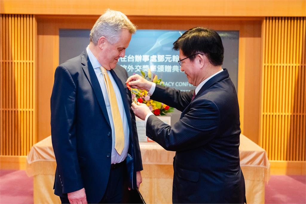 快新聞／台灣好友！英駐台代表鄧元翰2月離任　林佳龍親頒「這獎章」致謝