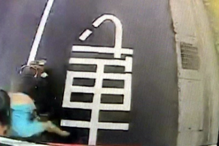 低頭族騎士追撞公車  臉貼車尾超狼狽