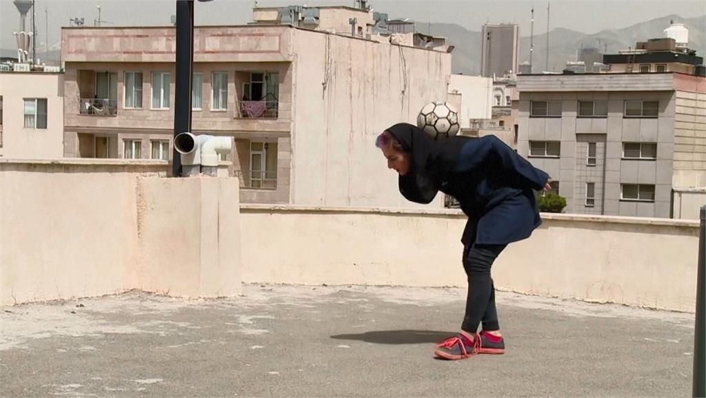 伊朗疫情初期嚴格封城 女足球員屋頂訓練