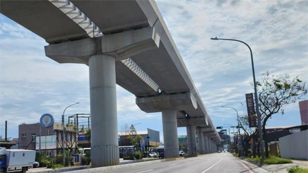 工人替高架橋「橋柱洗澡」他嗆：政府錢太多？PO網反遭神級網友砲：沒知識！