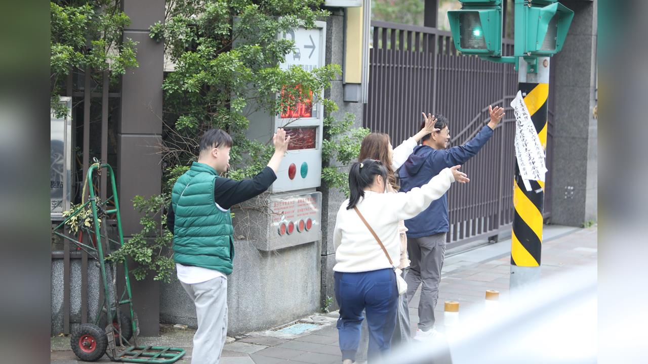 山田摩衣跨區力挺　陪"台派戰鬥雞"張銘祐掃萬華中正