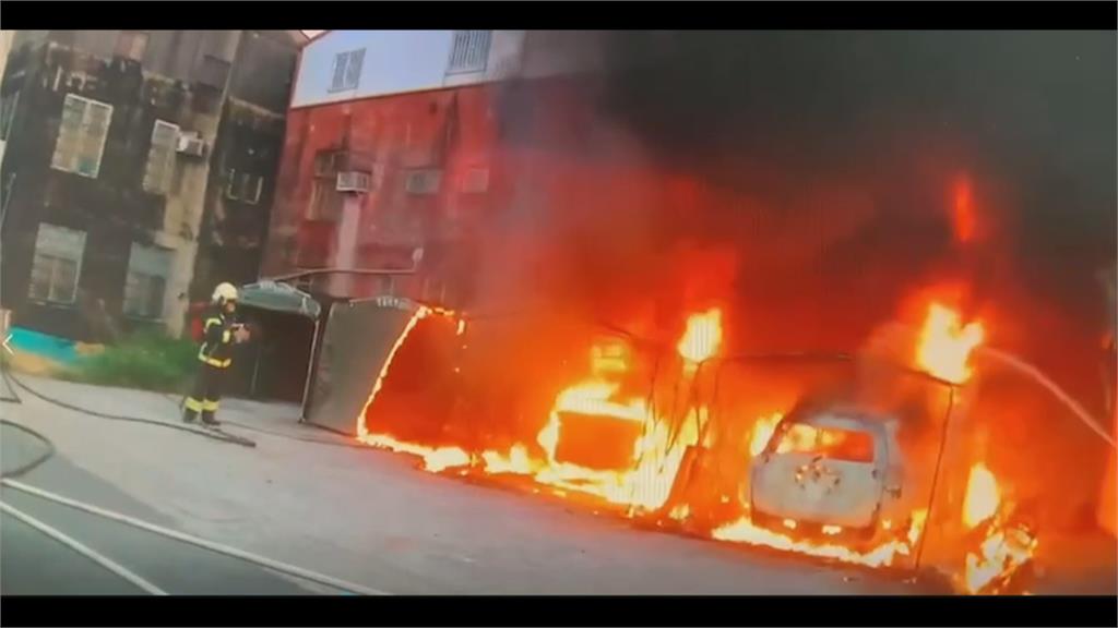 台南民宅旁火燒車3人逃生　「轎車油箱打開」疑人為縱火