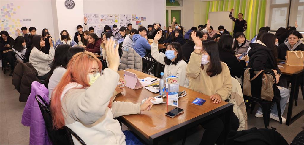【淡江傳真】淡江 × TVBS座談會　大學生舉手問不停　楊光磊跨世代互動