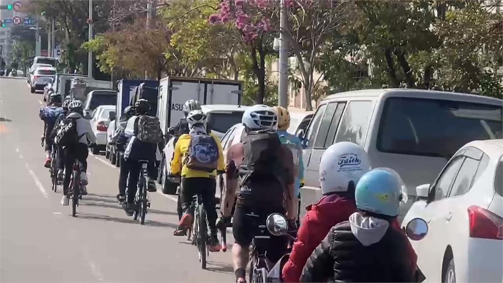 青年愛心志工組隊送年菜　「騎單車」送餐讓長輩安心過好年