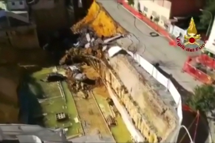 義大利馬路9公尺深巨坑 吞噬折毀車輛