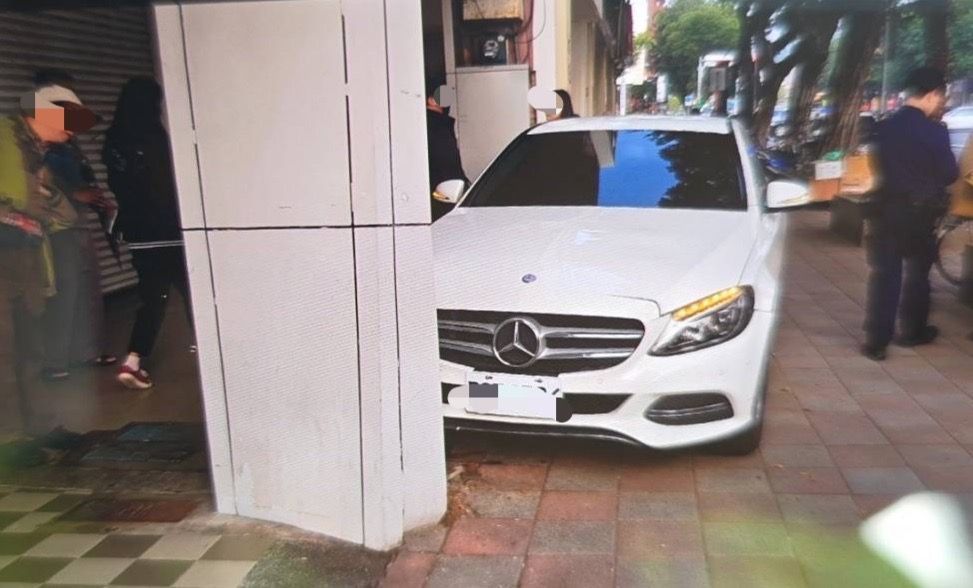 賓士車暴衝人行道撞行人　2路人挨撞1男子送醫