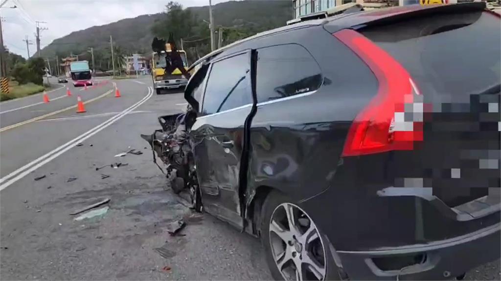 快新聞／台9線南興路段「休旅車自撞」　車頭全毀畫面曝光