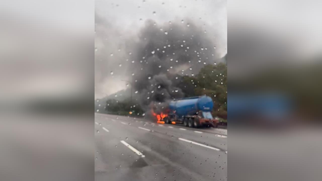 快新聞／國1苗栗驚見「巨大火球」！黑煙狂竄、車頭燃燒畫面曝光