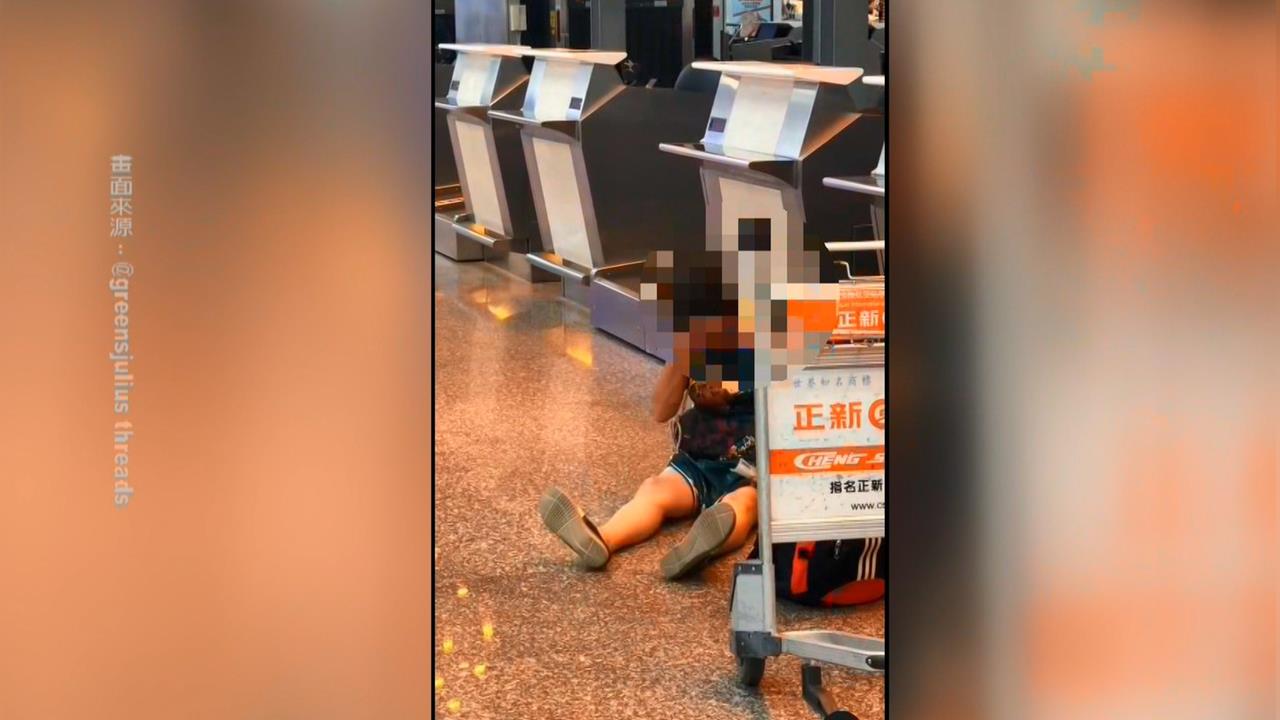 行李超重哀求地勤通融遭拒　中配坐地大哭驚動航警來關切