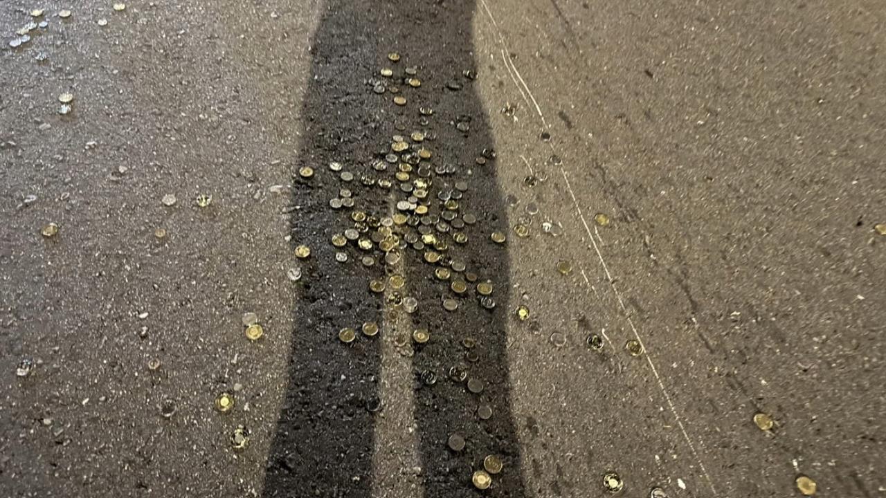 扯！運鈔車行經新北浮州橋不明原因　鈔票錢幣撒滿地