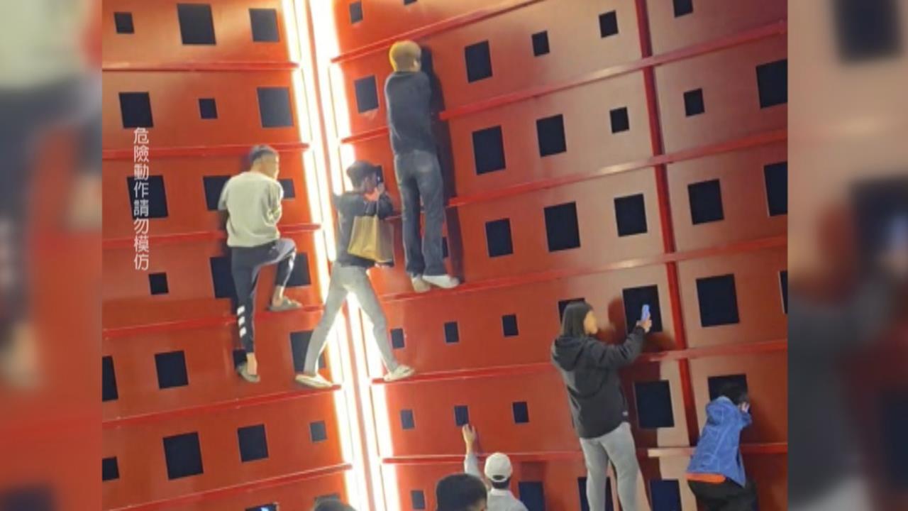 台灣版霍諾德!搶看屏東燈節演唱會 民眾攀爬十米高裝置藝術