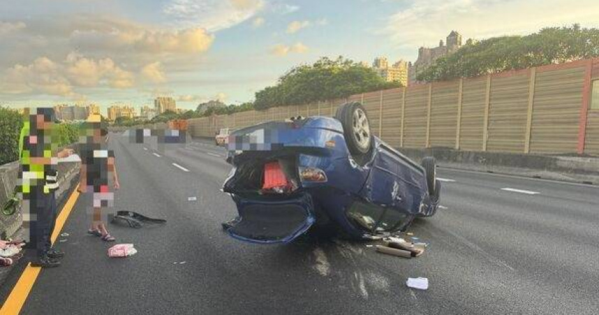 大貨車擦撞小客車翻覆！　國道永康段驚險車禍現場曝光