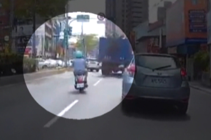 禍不單行！女騎士撞轎車慘飛 再被貨車輾壓 