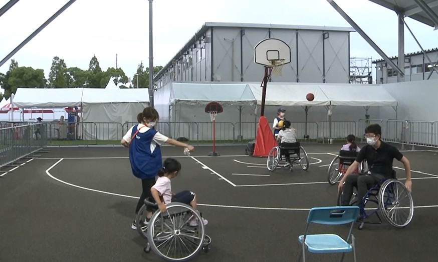 帕運項目搬到場外 日本民眾體驗輪椅籃球