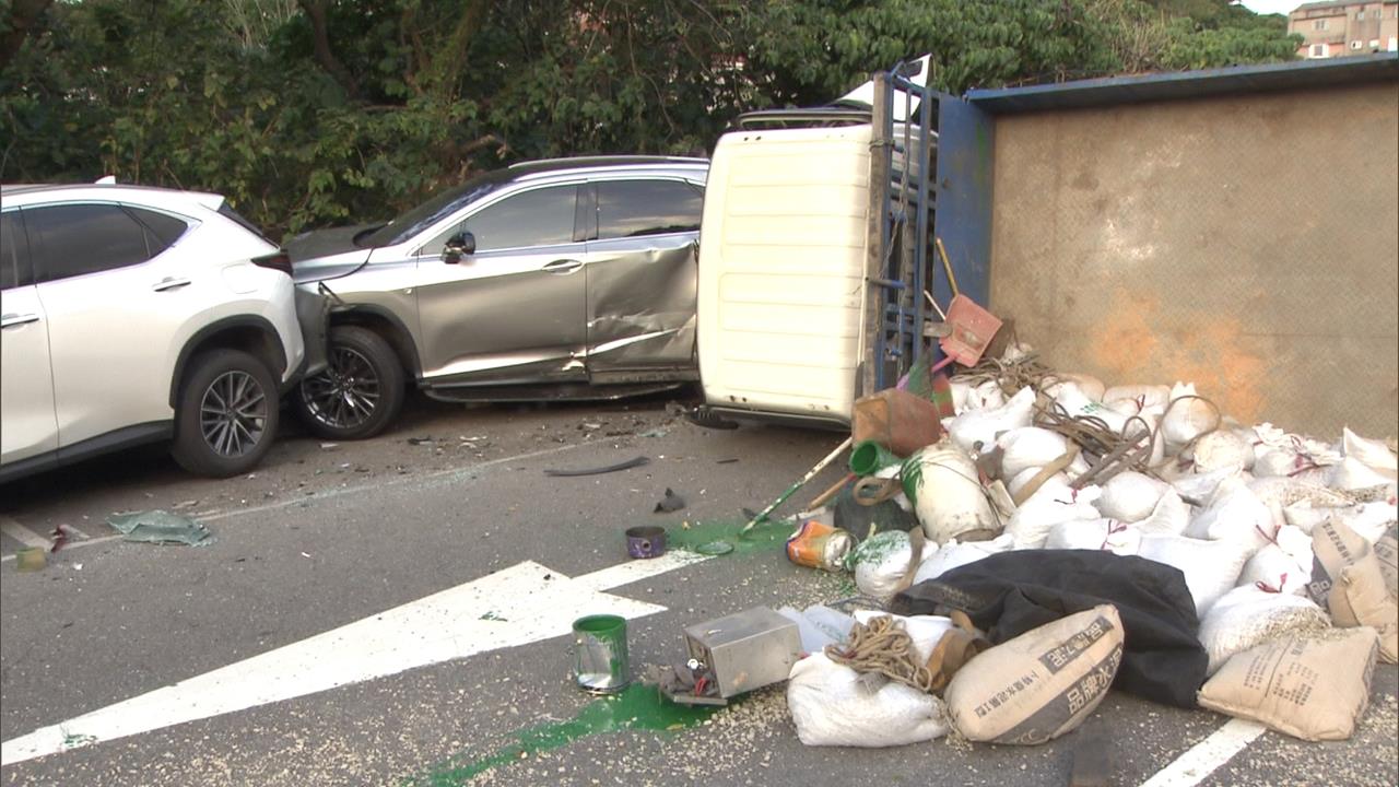 酒駕男連環撞 9汽車.1重機遭撞爛 辯稱邊開車邊吃便當 肉沒夾好釀擦撞?