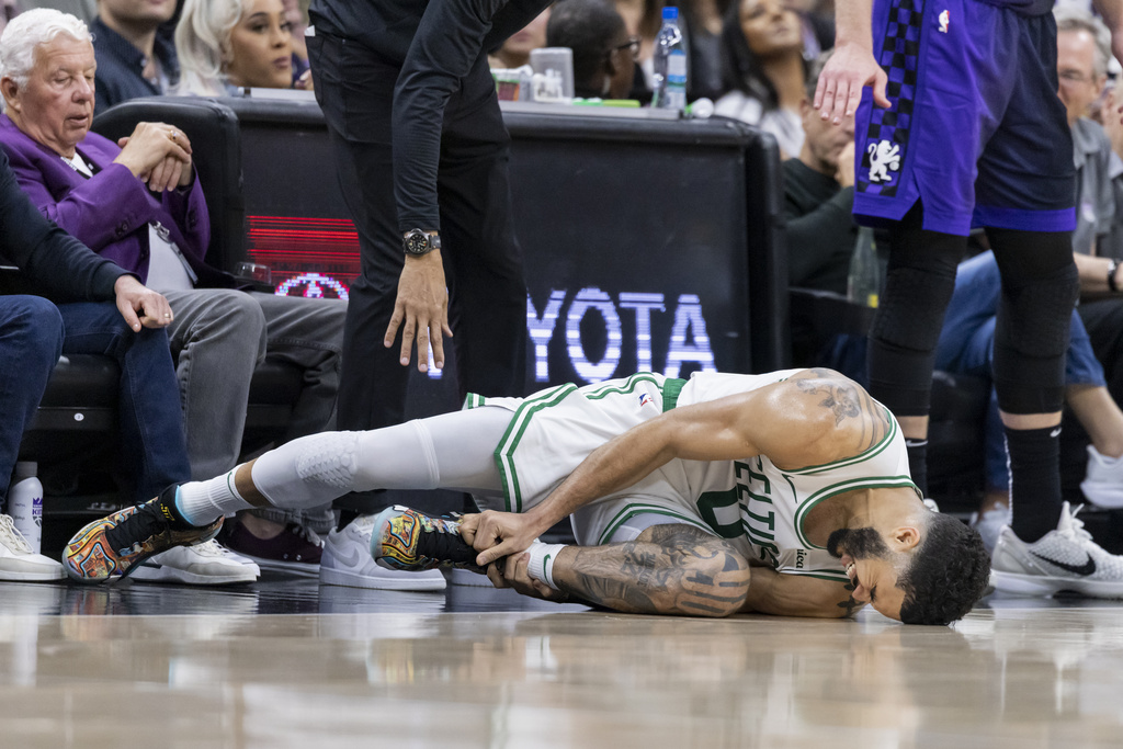 NBA(影)／衛冕軍緊張了！　塞隊Tatum三分球進卻遭埋地雷　扭傷神情超痛