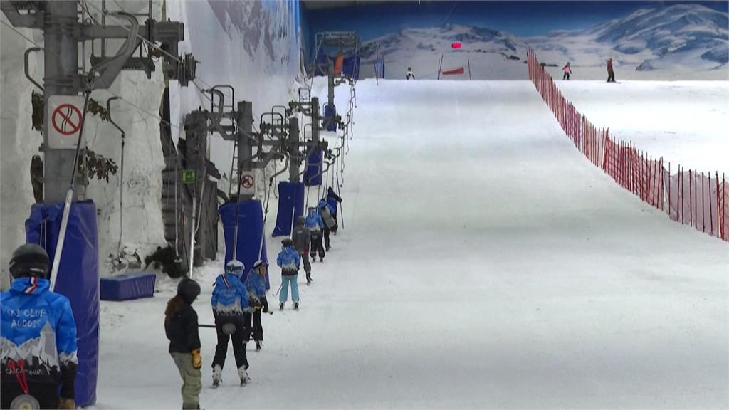 西班牙夏季飆高溫　購物中心滑雪場成避暑勝地