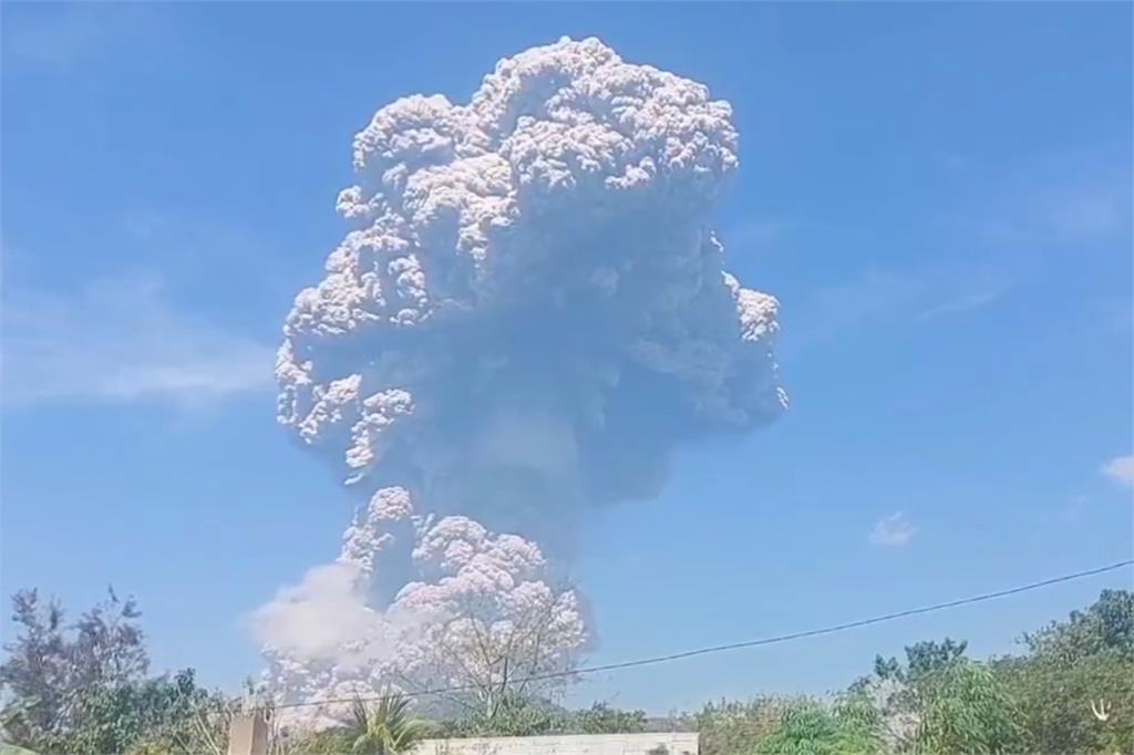 快新聞／印尼勒沃托比火山大爆發！　火山灰直衝萬米高空畫面曝光