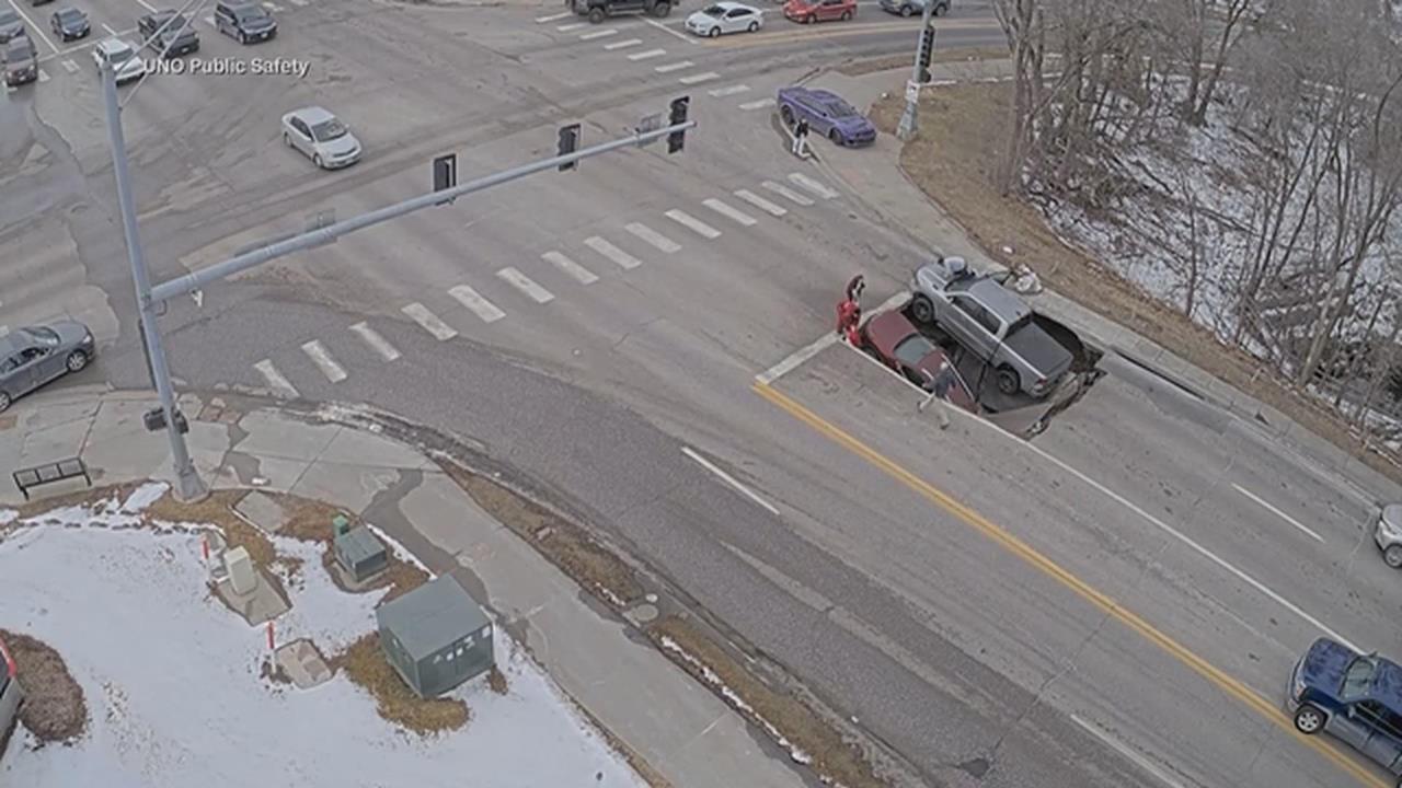 美國內布拉斯加州路口現「天坑」　兩車遭吞沒　幸無人傷亡