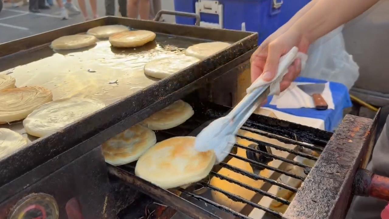 台中大慶夜市飄香！　天津老闆秀手藝「肉夾饃」大排長龍