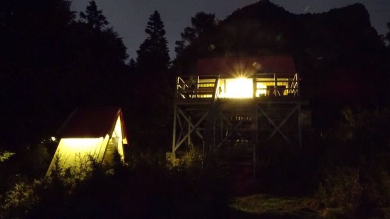 霸南山屋點燈 志工齊心「點亮聖稜線」