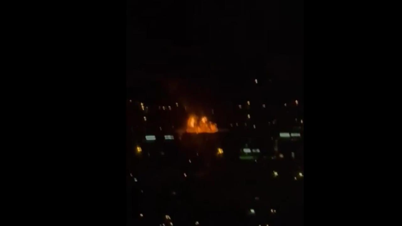 快新聞／杜拜機場驚傳疑遭無人機攻擊！油槽起火濃煙沖天　當地空域受衝擊