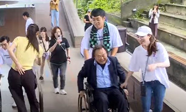 快新聞／恰吉x呱吉！挑戰坐輪椅移動　王世堅累翻喘氣喊：驚慌失措