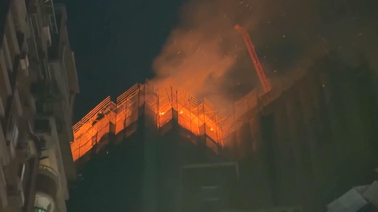 高雄興建中30層豪宅大樓火警　消防背25~35公斤裝備爬26樓