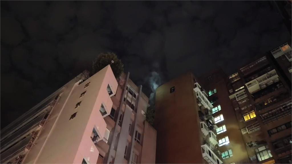 北市成功國宅火警奪命！　母子被救出　母親臥倒廚房亡、兒嗆傷送醫