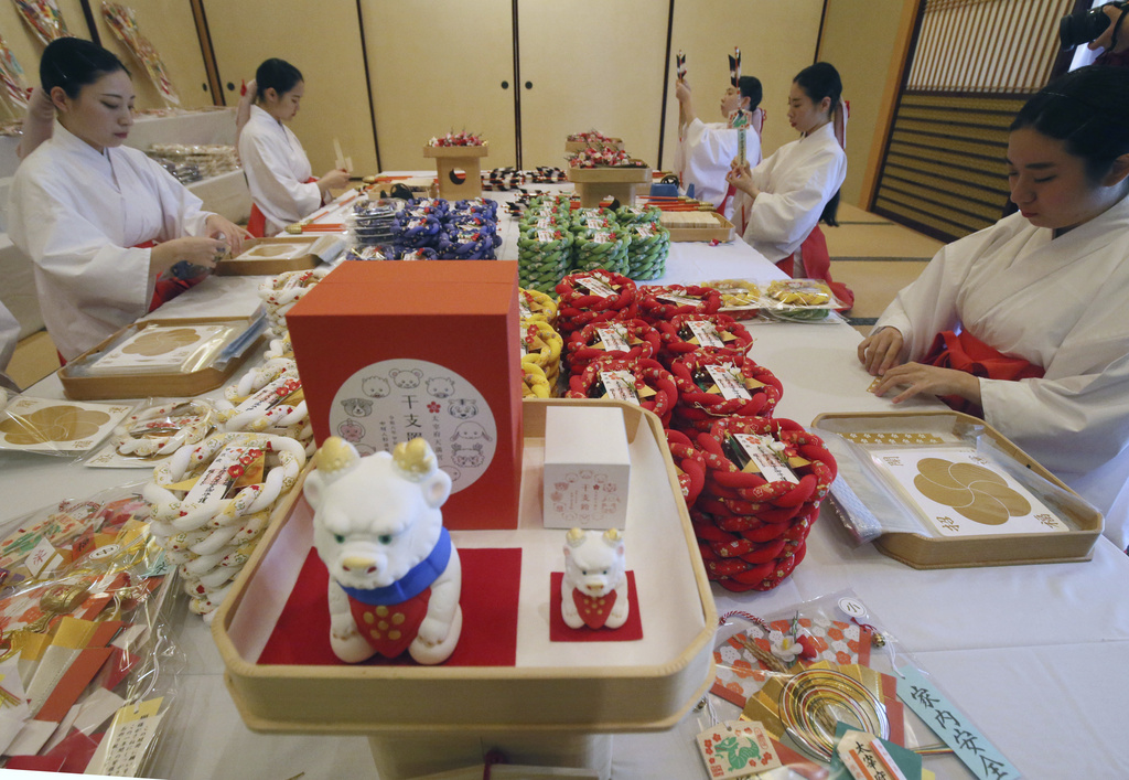 日本成田新勝寺掛「巨大注連繩」　迎接新年參拜民眾