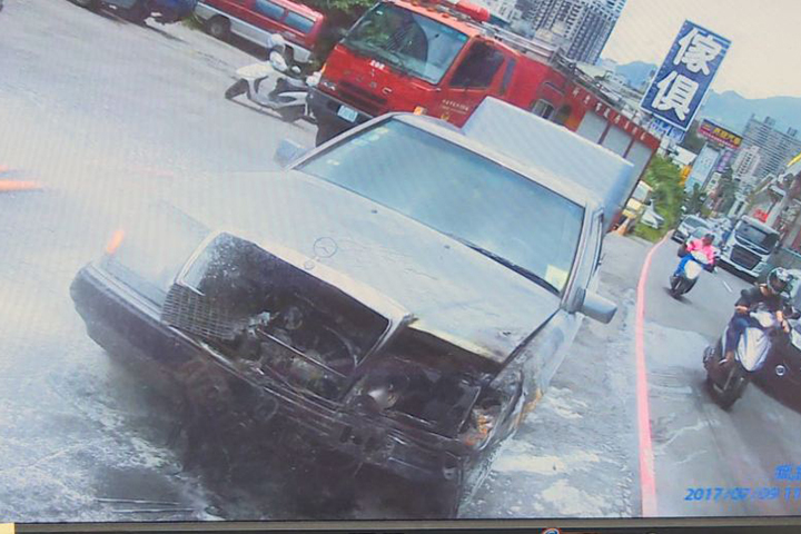 驚險一瞬間! 疑天氣太熱 名車路上自燃