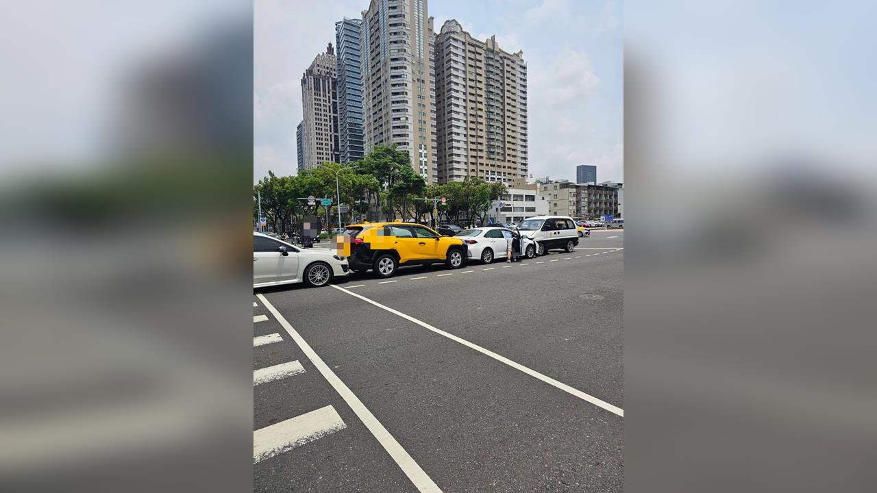 快新聞／高雄警送公文出事了！開警備車疑身體不適　撞對向3車畫面曝