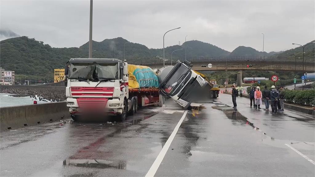 曳引車駕駛疑精神不濟　瑞芳台2線3曳引車撞一團！爐石粉撒滿地