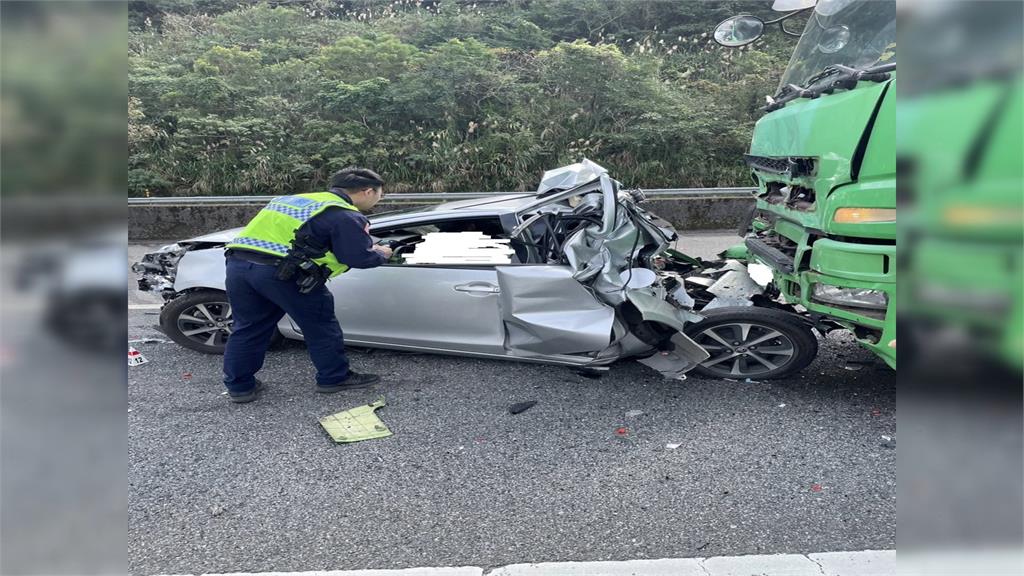 聯結車疑恍神未注意車況　國三北上5車連環撞1死7傷