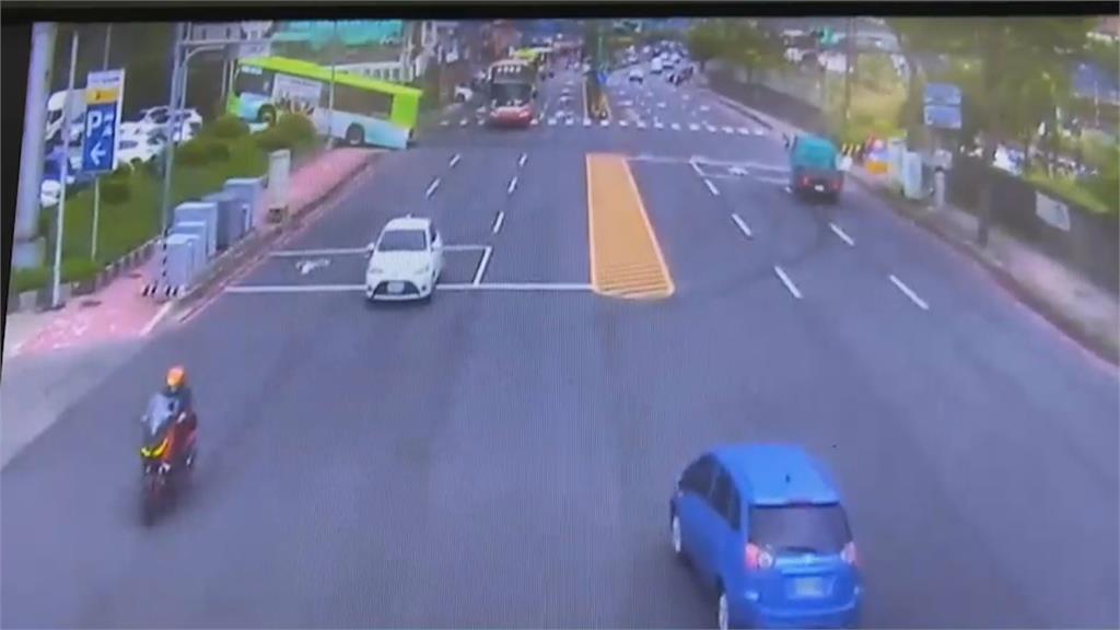 疑車子故障！ 客運突失控暴衝「騎上花圃」
