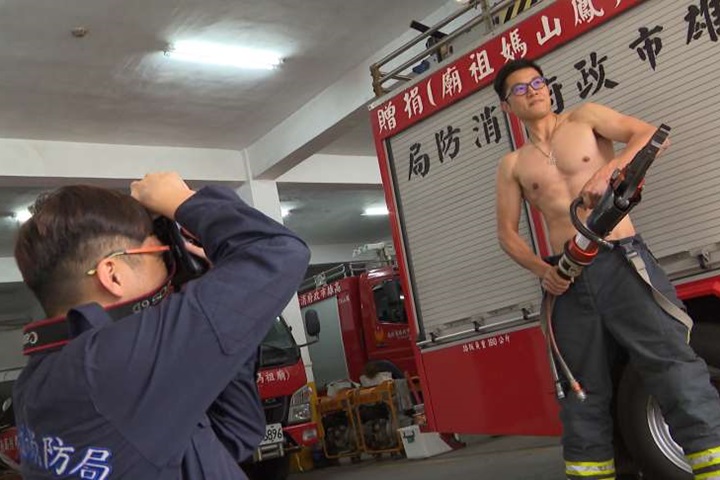 高雄猛男月曆人氣高 幕後攝影竟也是消防員！
