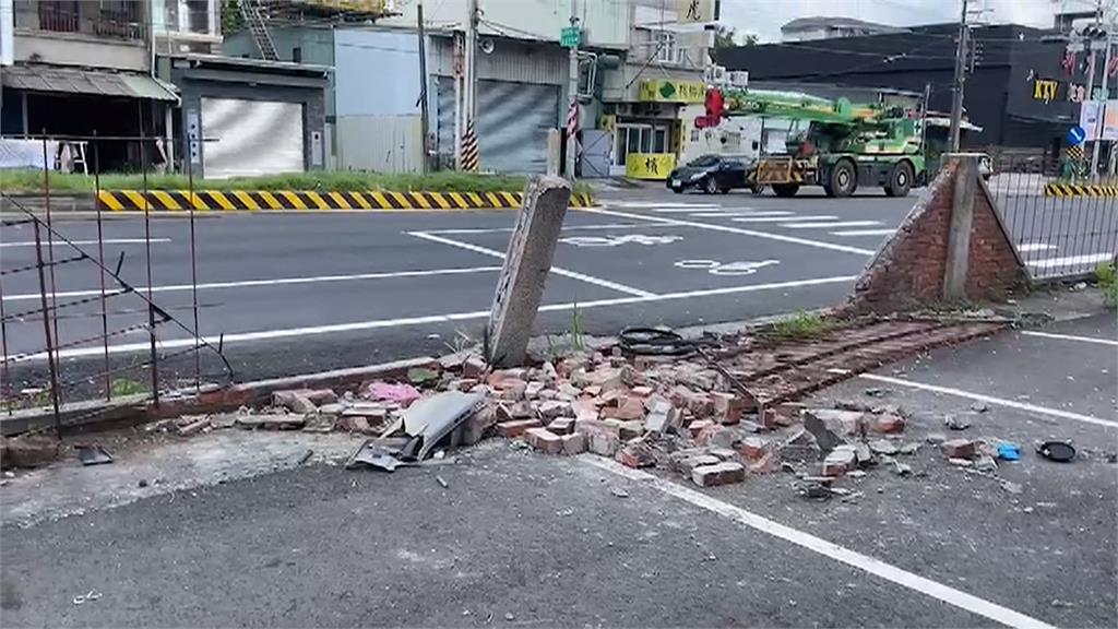屏東2貨車追撞翻覆　波及眷村圍牆　「整面被撞倒」