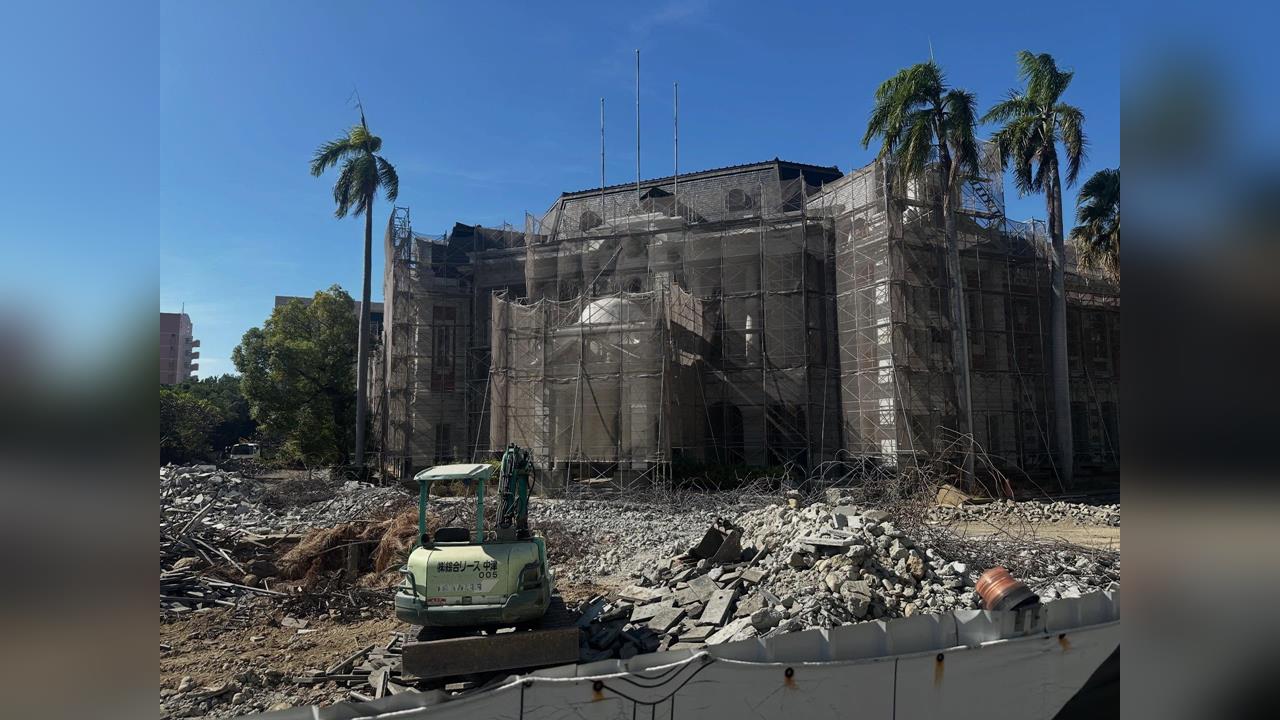 快新聞/台中州廳古蹟慘變廢墟 網怒:亂挖地面破壞水池「看了不生氣嗎?」