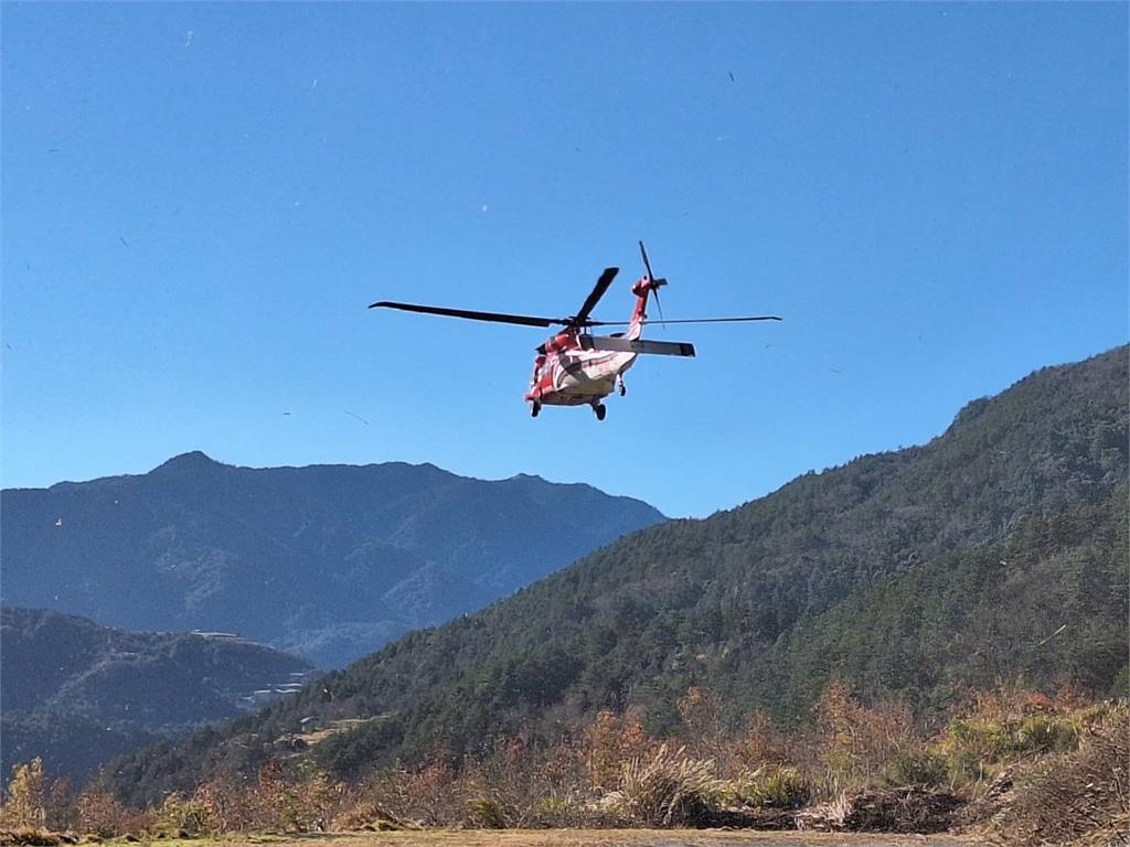 女子登山不慎滑落山谷　搜救隊員馳援骨折　搭直升機送醫