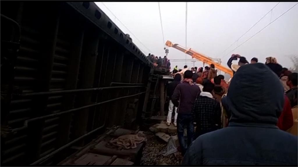 鐵軌斷裂！印度一列快車側翻釀7死29傷